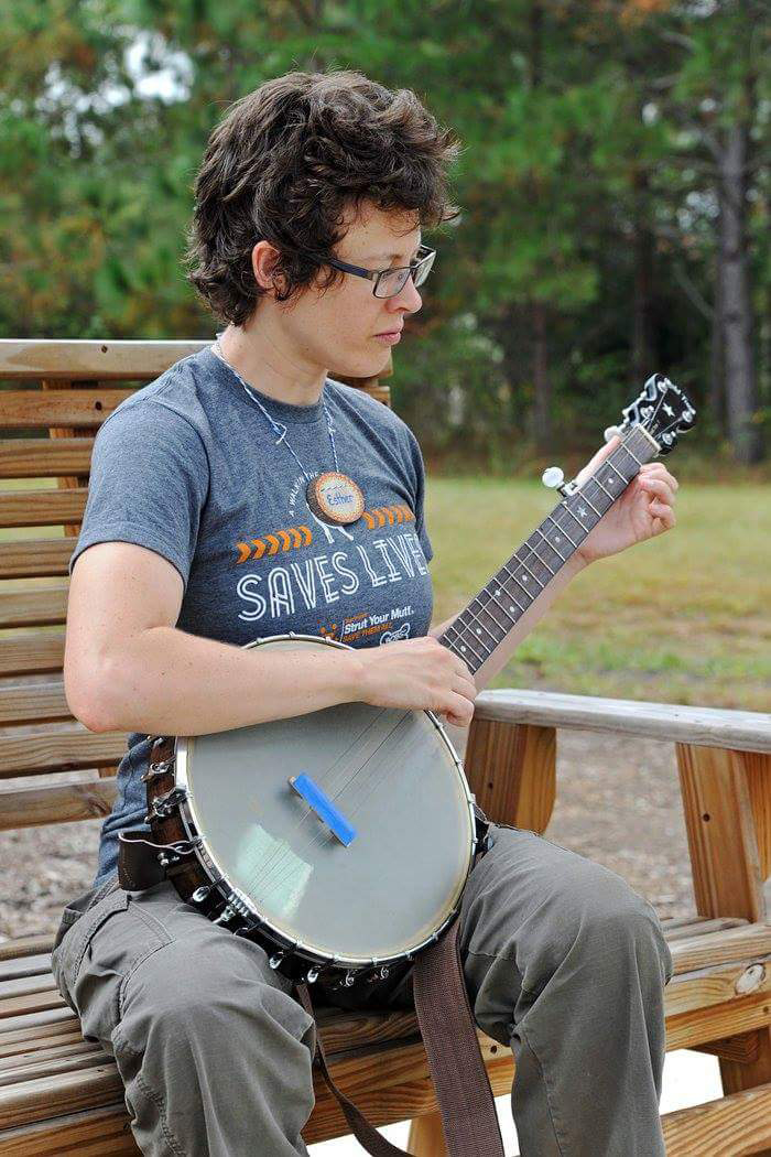 Esther Morgan-Ellis playing the banjo
